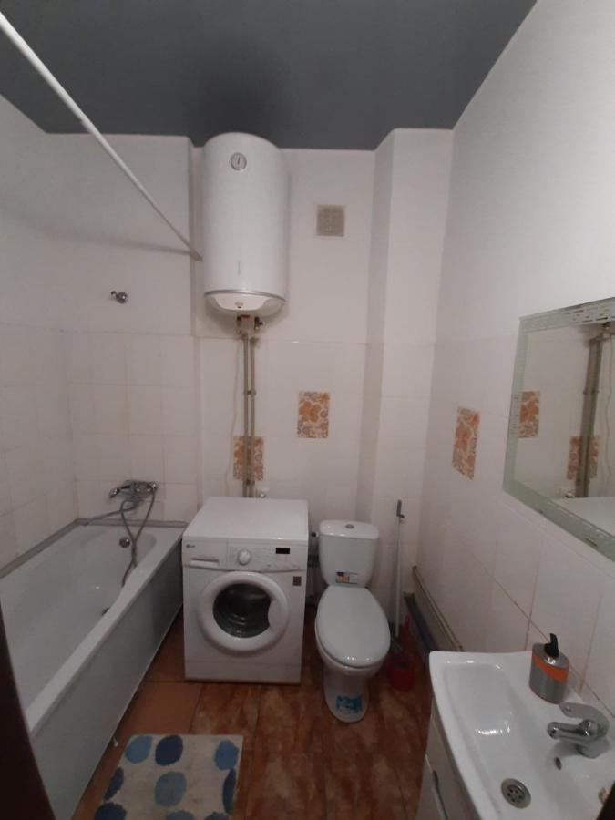 Apartment 2 Bed Rooms Near Aristokrat Zaporizhia Esterno foto